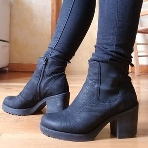 Vagabond Grace platform black leather ankle boot
